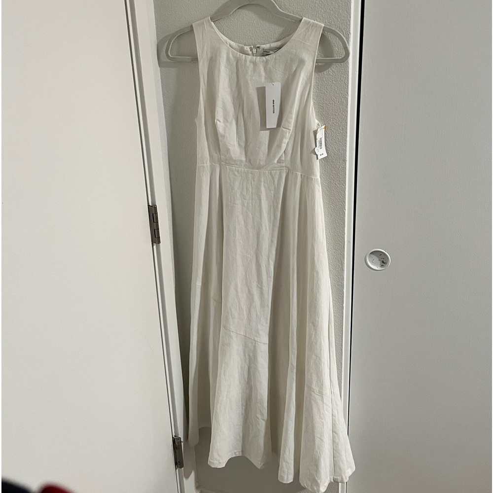 URBAN OUTFITTERS PURE WHITE MIDI DRESS. NEVER WORN TAGS ON. built-in slip.